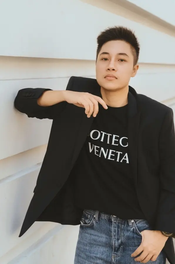 Đinh Hà Uyên Thư và ê-kíp làm phim