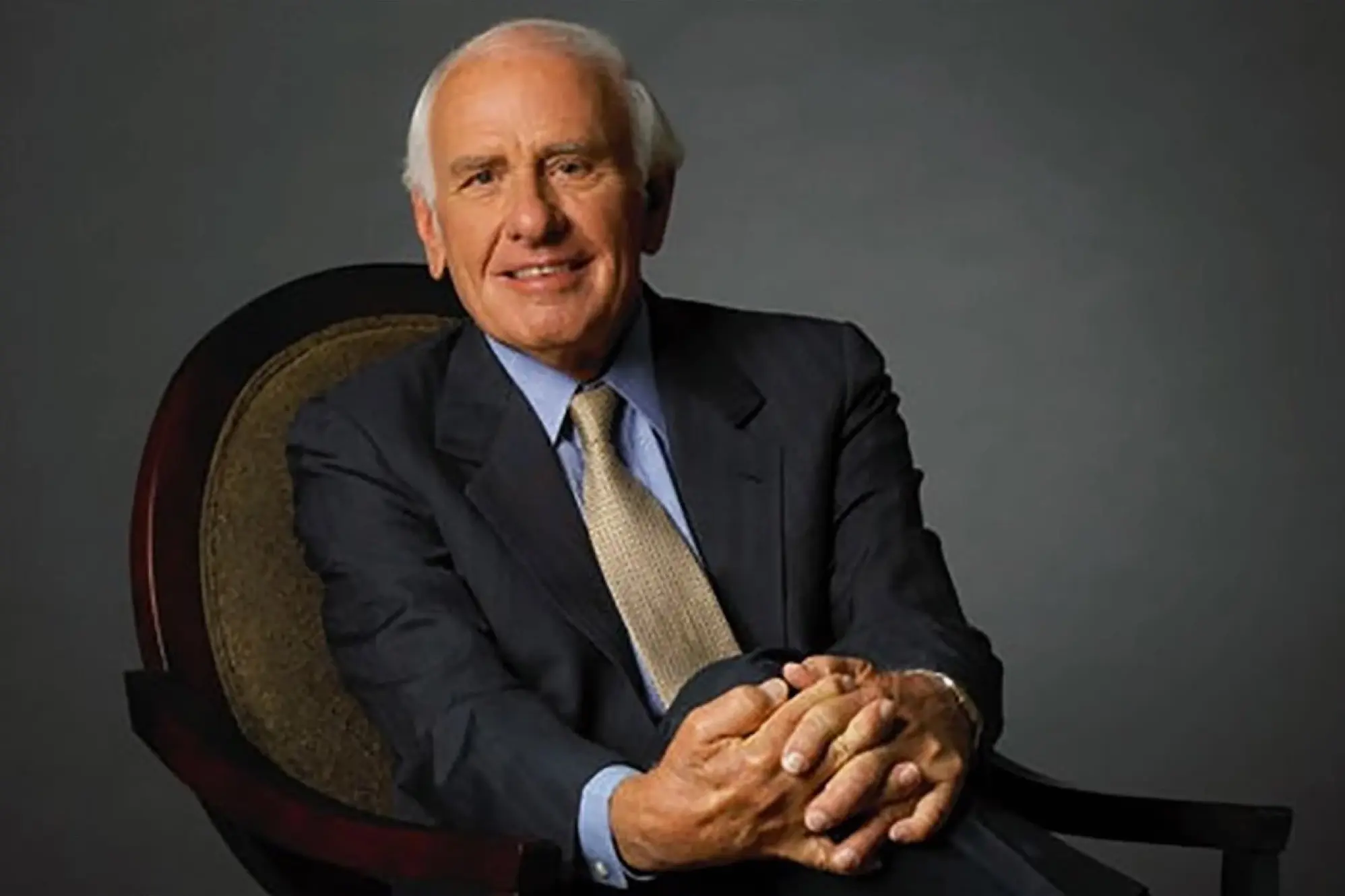 Jim Rohn chia sẻ trên sân khấu