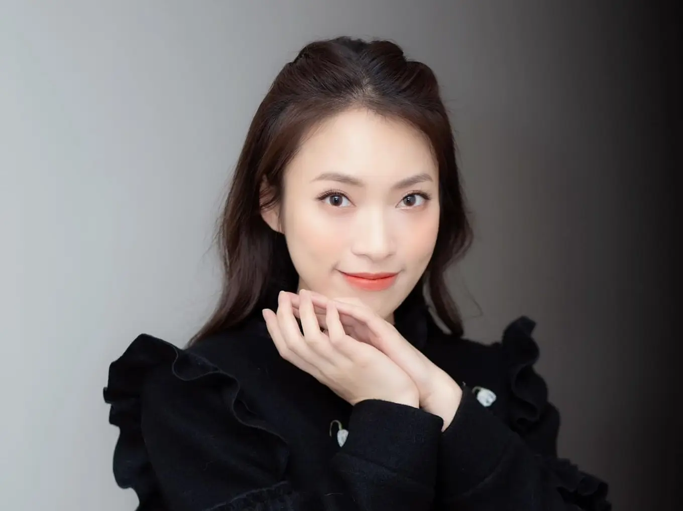 Khánh Vy trong một chương trình truyền hình