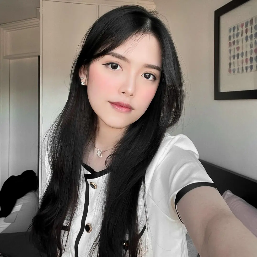 Mẫn Nhi trong một buổi chụp hình chuyên nghiệp