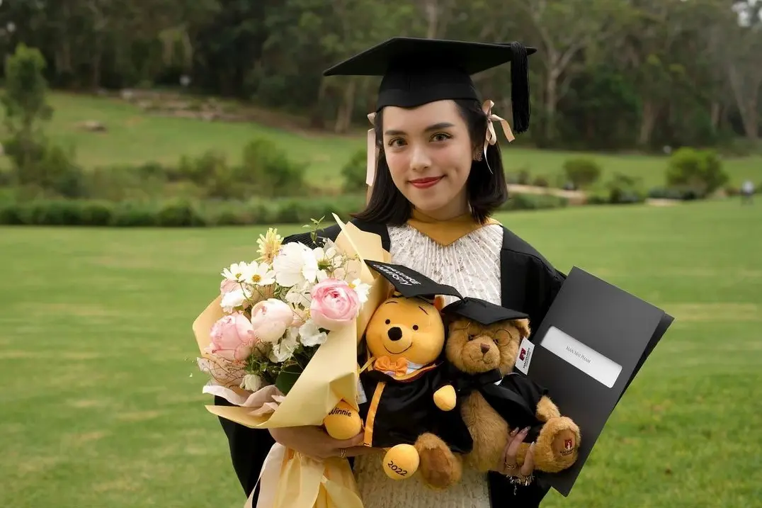 Mẫn Nhi với vẻ ngoài xinh đẹp