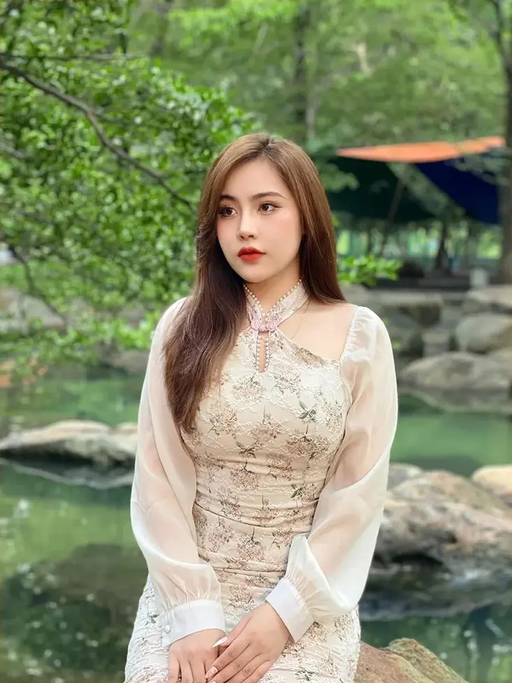 Ngân Ngân Cover với phong cách trẻ trung