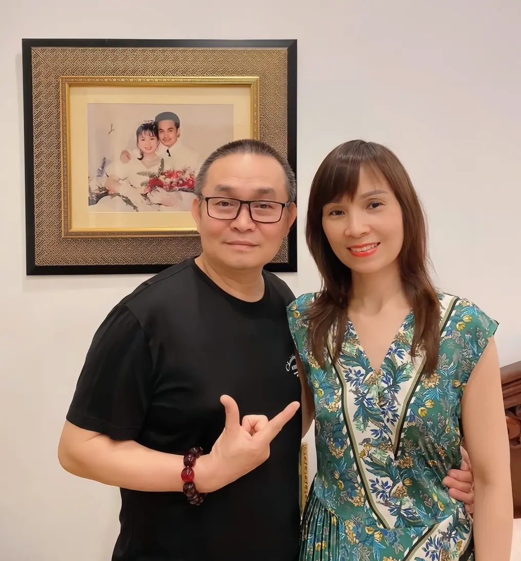 Nghệ sĩ Xuân Hinh biểu diễn trên sân khấu