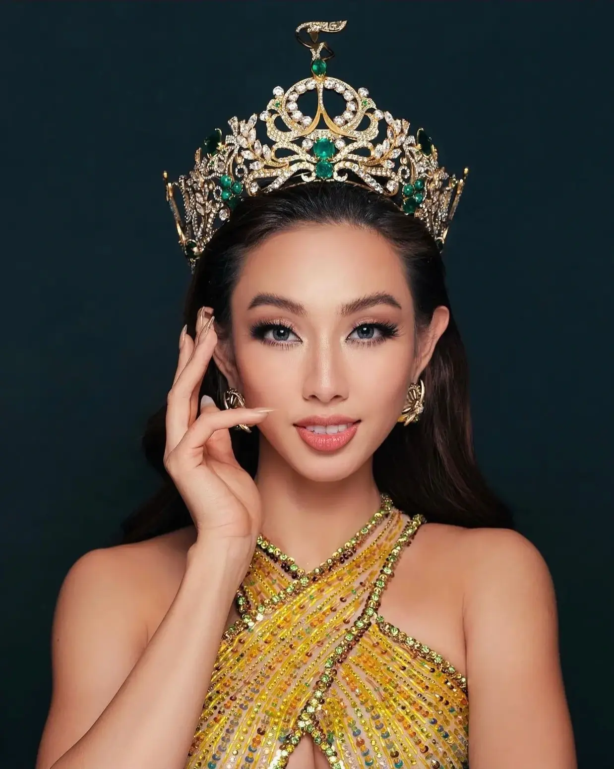 Nguyễn Thúc Thùy Tiên trong giây phút đăng quang Miss Grand International 2021