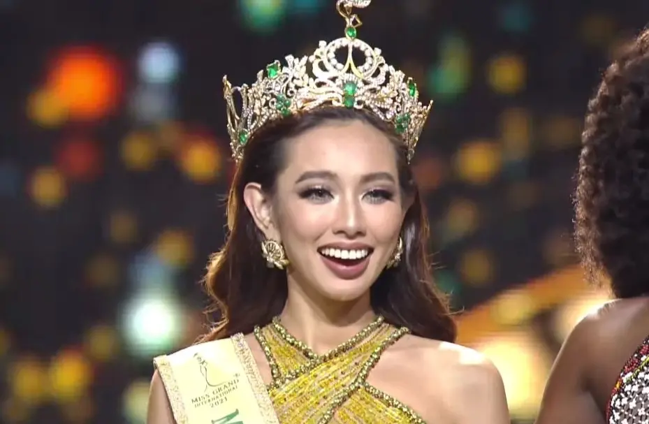 Nguyễn Thúc Thùy Tiên trong phần thi trang phục dạ hội tại Miss Grand International 2021