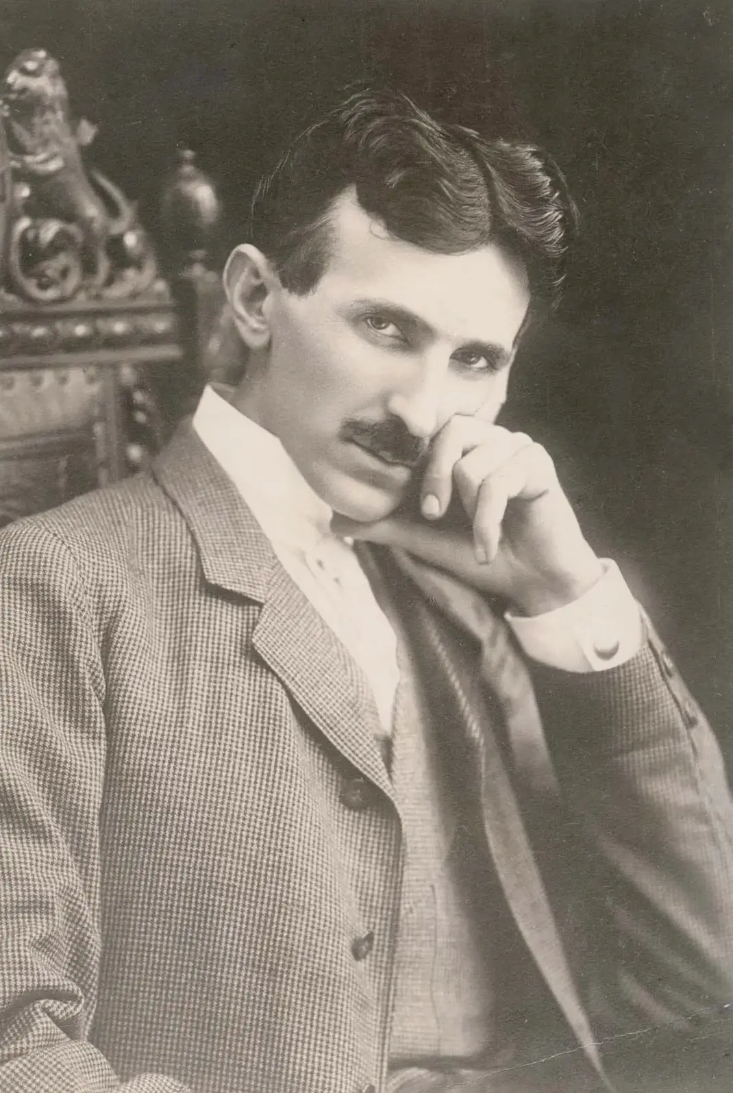 Nikola Tesla trong phòng thí nghiệm