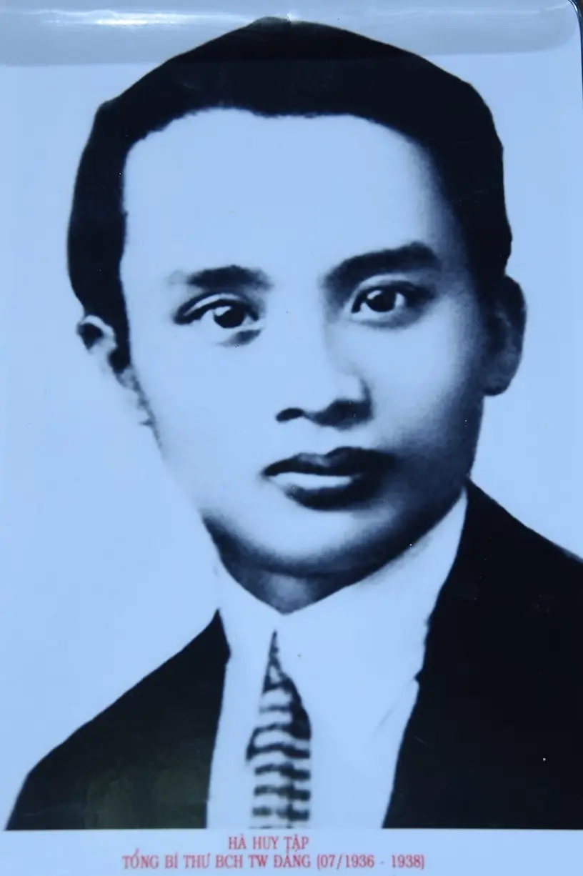 Đồng chí Hà Huy Tập trong một buổi họp