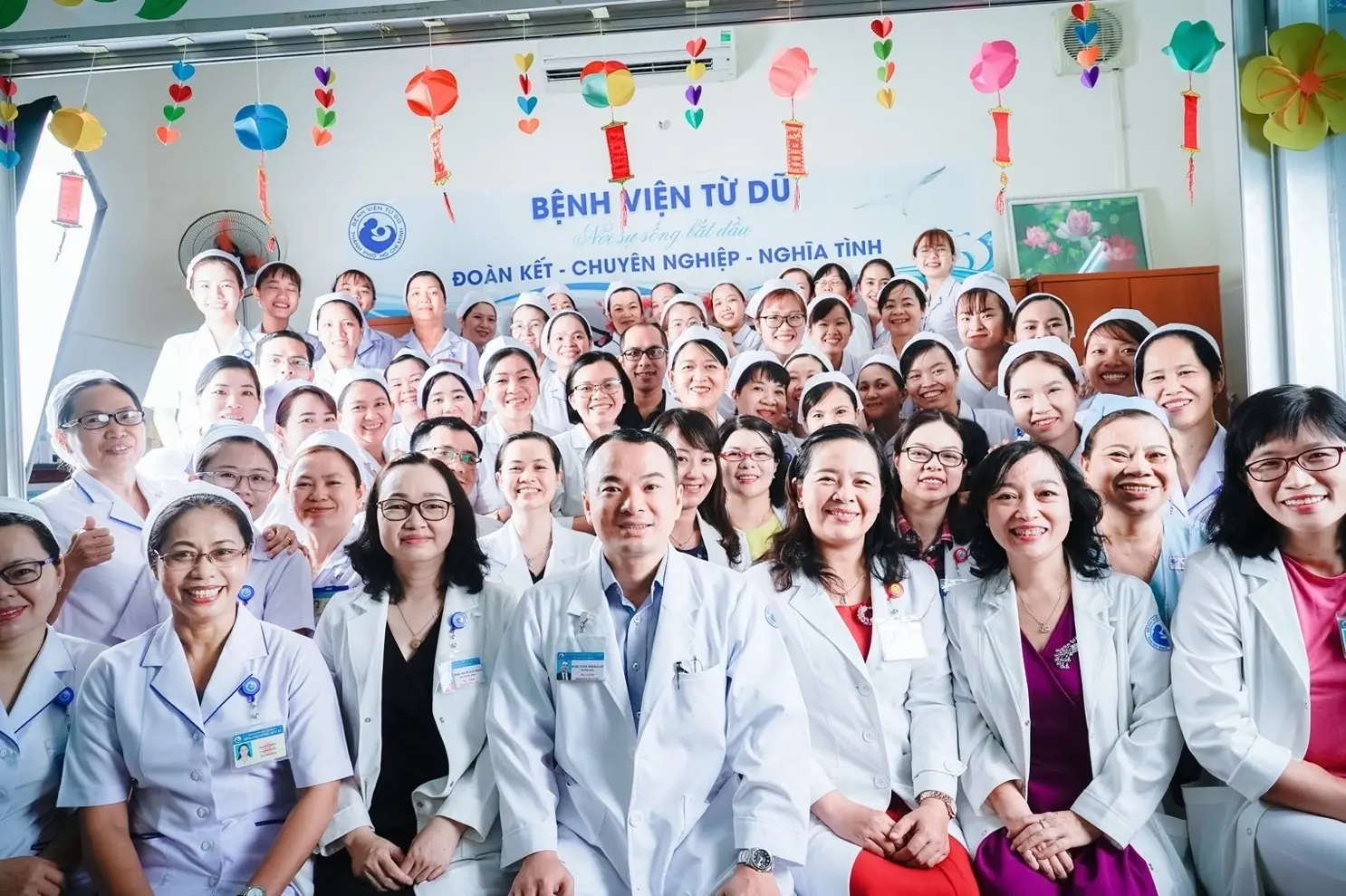 Tập thể y bác sĩ Bệnh viện Từ Dũ