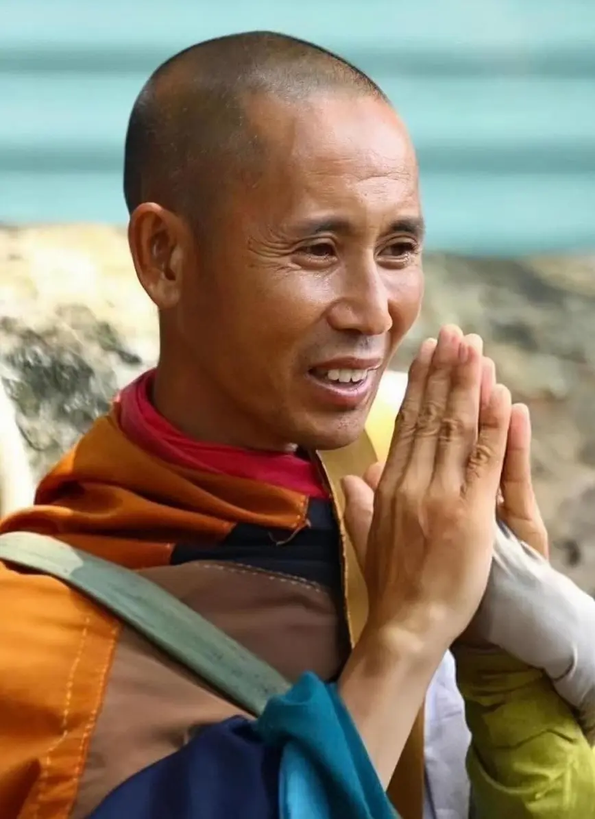 Thầy Thích Tuệ Minh đang khất thực