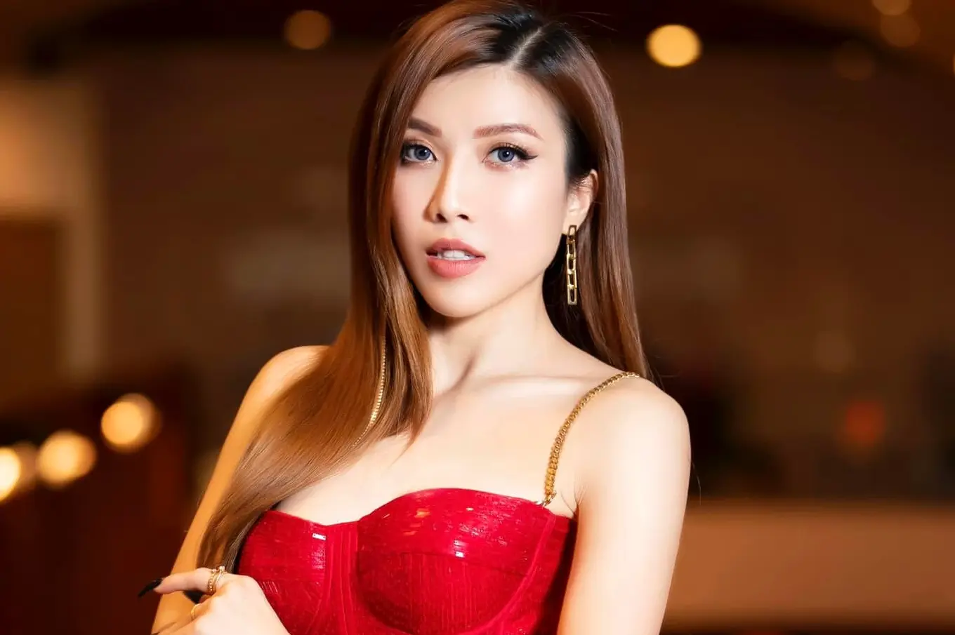 Trang Pháp trong trang phục biểu diễn