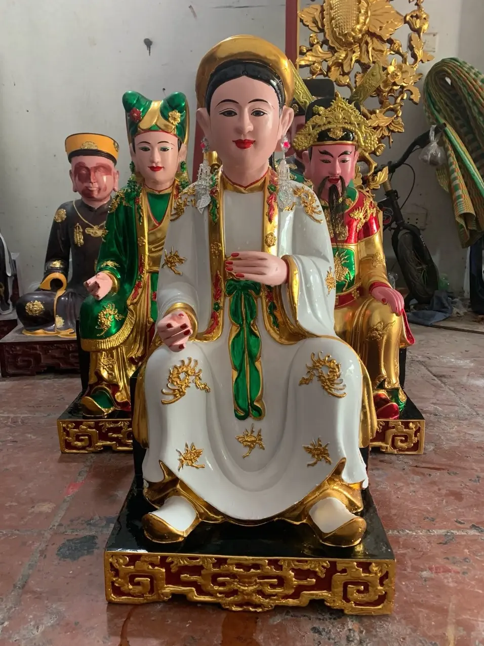 Tượng thờ Cô Bơ trong điện thờ Mẫu