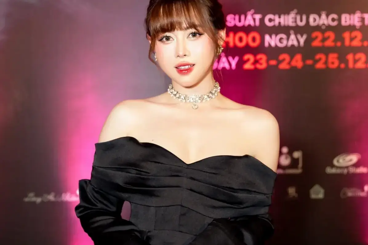 Việt Phương Thoa với vẻ ngoài xinh đẹp và cuốn hút