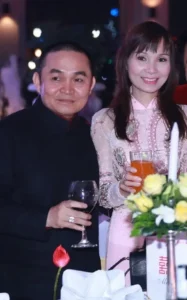 vo-xuan-hinh-la-ai-he-lo-danh-tinh-nguoi-phu-nu-ac-biet-phia_698